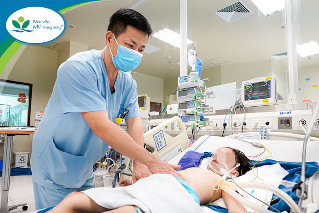 TS.BS Đặng Ánh Dương – Trưởng khoa Điều trị tích cực Ngoại khoa thăm khám cho bệnh nhi bị tai nạn giao thông