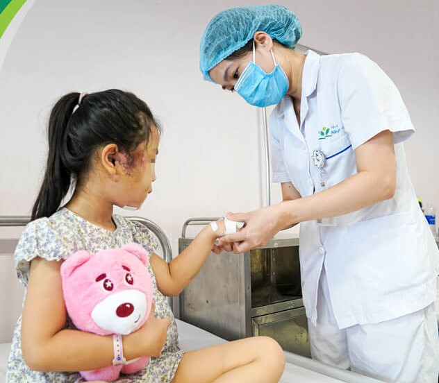 TS.BS Đặng Ánh Dương – Trưởng khoa Điều trị tích cực Ngoại khoa thăm khám cho bệnh nhi bị tai nạn giao thông