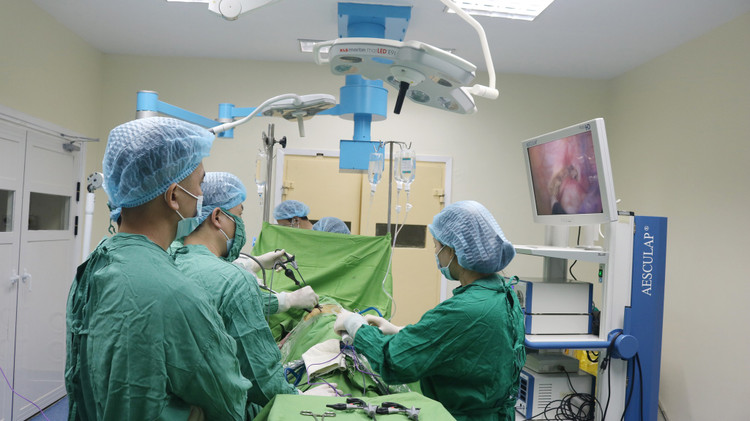 Các bác sĩ phẫu thuật nội soi lấy u trung thất cho bệnh nhân - Ảnh BVCC