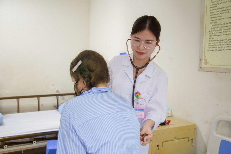 Bác sĩ tại Trung tâm Hemophilia, Viện Huyết học – Truyền máu Trung ương thăm khám cho người bệnh nữ bị rối loạn chảy máu - Ảnh BVCC