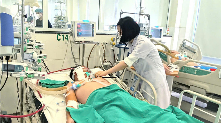 Bệnh nhân nguy kịch do biến chứng của sởi - Ảnh BVCC Bệnh nhân nguy kịch do biến chứng của sởi - Ảnh BVCC