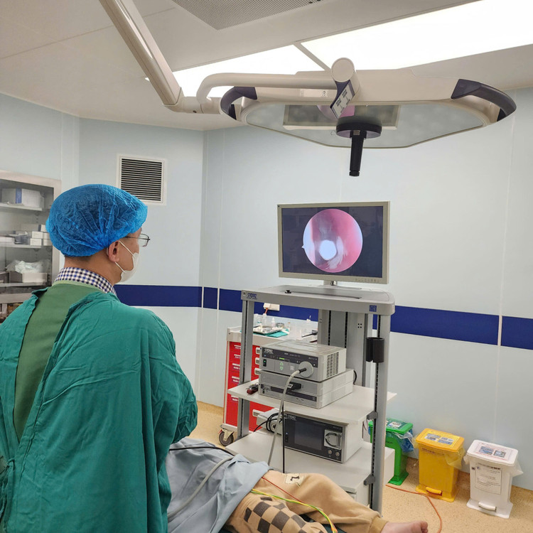 Bác sĩ quan sát dị vật trong mũi của trẻ - Ảnh BVCC