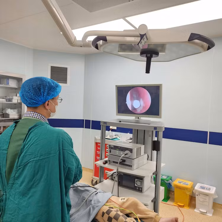 Bác sĩ quan sát dị vật trong mũi của trẻ - Ảnh BVCC