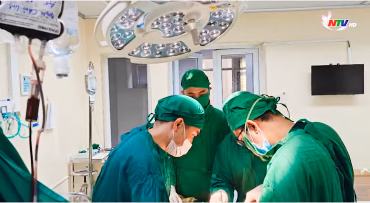 Ca phẫu thuật cấp cứu cho bệnh nhân - Ảnh BVCC