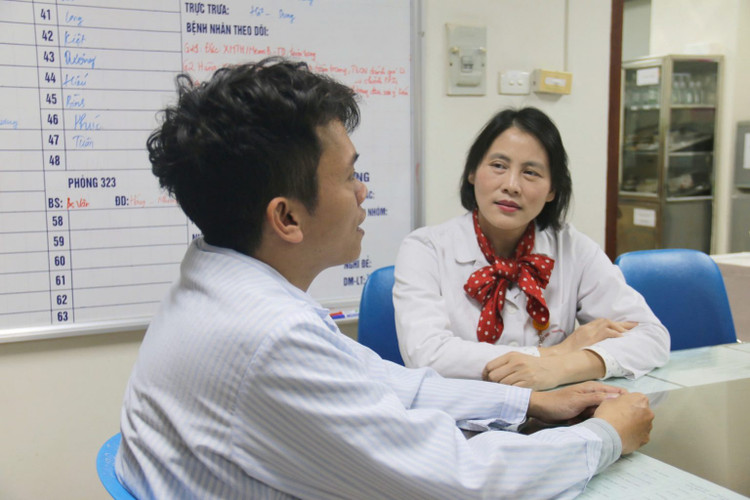 TS.BS. Nguyễn Thị Mai tư vấn cho người bệnh rối loạn chảy máu - Ảnh BVCC