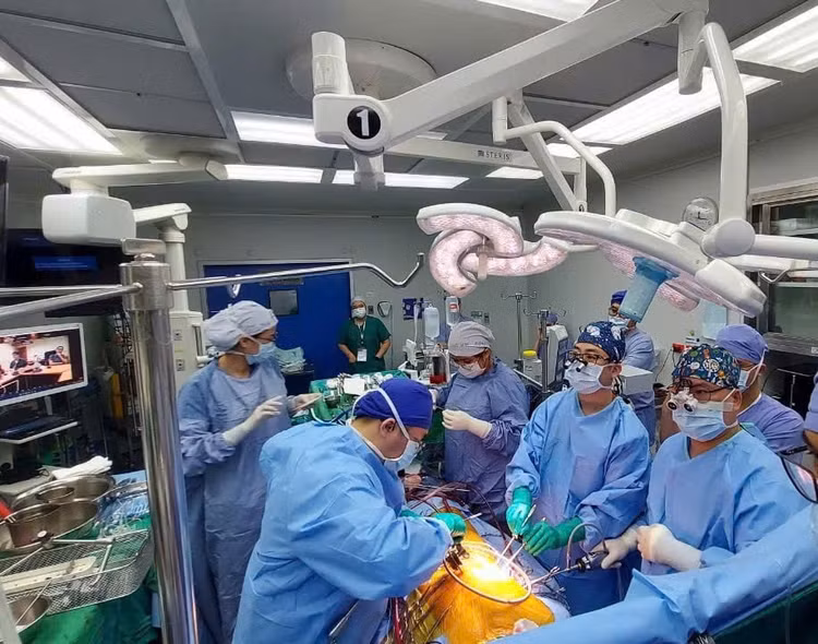 Phẫu thuật tim mạch cho bệnh nhân - Ảnh BSCC