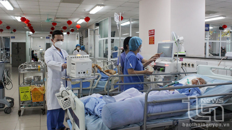 Nhiều thời điểm, Khoa Hồi sức tích cực Bệnh viện Trung ương Thái Nguyên phải huy động thêm giường, cáng của các khoa khác mới đủ đáp ứng nhu cầu của bệnh nhân.