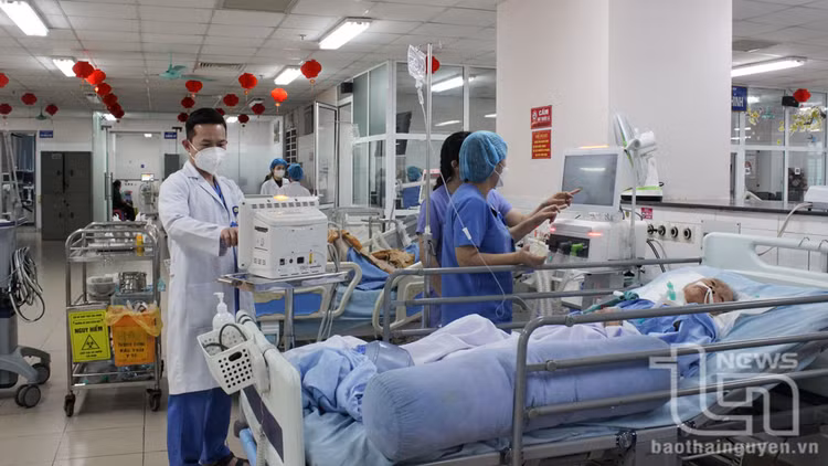 Nhiều thời điểm, Khoa Hồi sức tích cực Bệnh viện Trung ương Thái Nguyên phải huy động thêm giường, cáng của các khoa khác mới đủ đáp ứng nhu cầu của bệnh nhân.