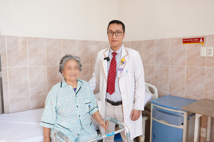 Bác sĩ thăm khám bệnh - Ảnh BVCC