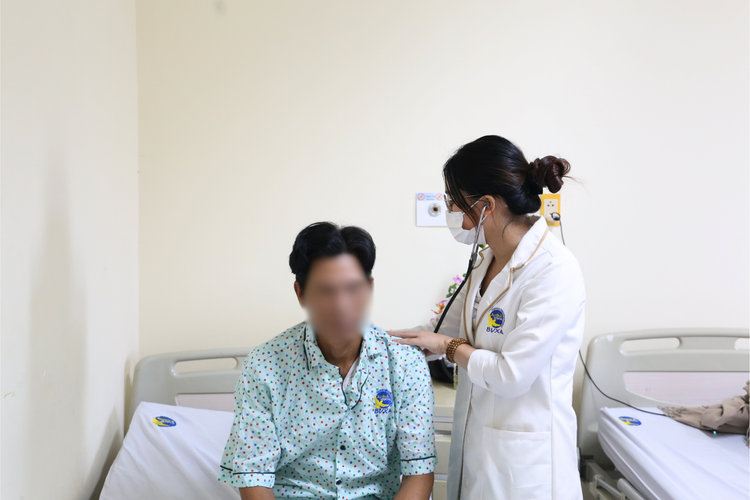 Thăm khám cho bệnh nhân - Ảnh BVCC