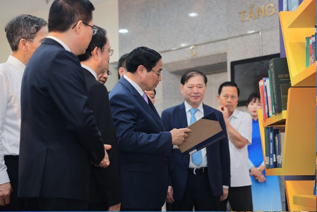 Thủ tướng Chính phủ Phạm Minh Chính và Chủ tịch Vusta Phan Xuân Dũng tham quan các gian hàng triển lãm bên lề lễ chào mừng