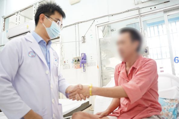 Bác sĩ trao đổi với bệnh nhân trước khi ra viện - Ảnh BVCC