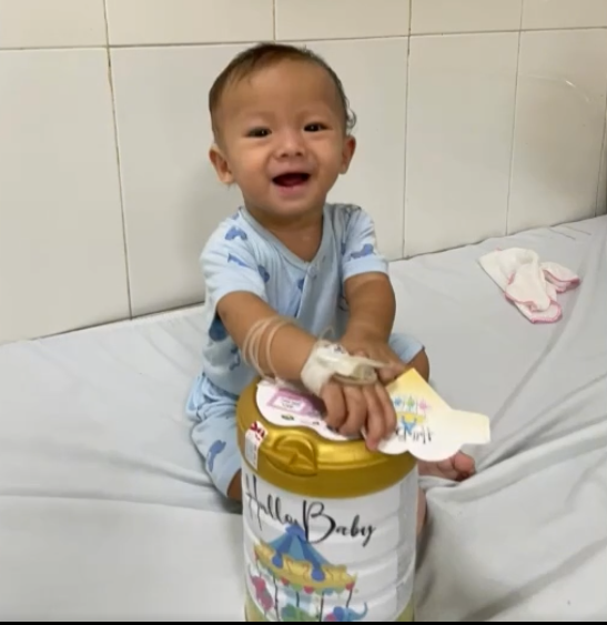 Sau 2 tháng điều trị tích cực, bé trai đã bình phục - Ảnh cắt từ video bệnh viện Sau 2 tháng điều trị tích cực, bé trai đã bình phục - Ảnh cắt từ video bệnh viện