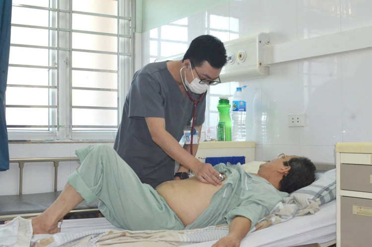 Bác sĩ CKII Phạm Công Đức, Trưởng Khoa Bệnh nhiệt đới, Bệnh viện Bãi Cháy thăm khám cho bệnh nhân nhiễm whitmore - Ảnh BVCC