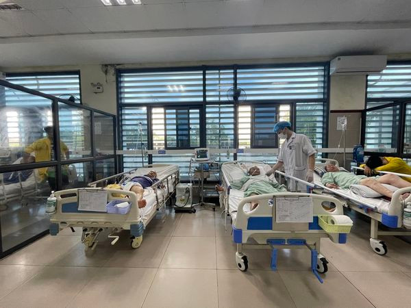 Hai bệnh nhân đang điều trị tại Khoa Hồi sức tích cực - Chống độc - Ảnh BSCC