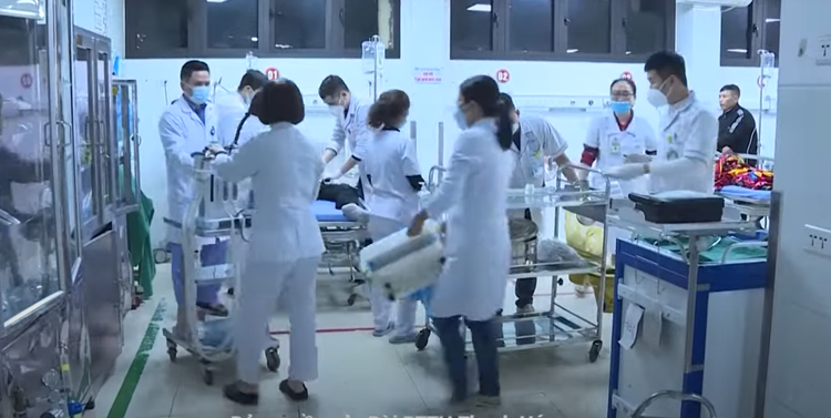 Các y bác sĩ đang tập trung cấp cứu cho một trường hợp bệnh nhân tại Trung tâm Cấp cứu, Bệnh viện Đa khoa tỉnh Thanh Hoá Các y bác sĩ đang tập trung cấp cứu cho một trường hợp bệnh nhân tại Trung tâm Cấp cứu, Bệnh viện Đa khoa tỉnh Thanh Hoá