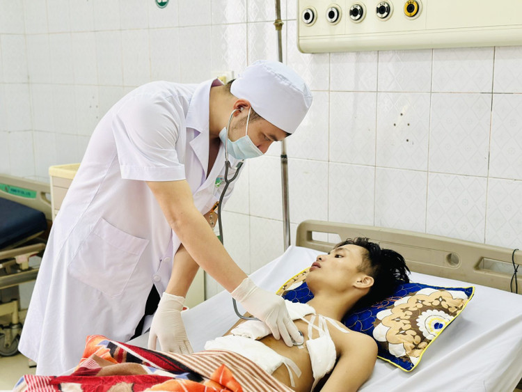 Bác sĩ Lê Đình Anh thăm khám cho bệnh nhân V.V.T sau phẫu thuật Bác sĩ Lê Đình Anh thăm khám cho bệnh nhân V.V.T sau phẫu thuật