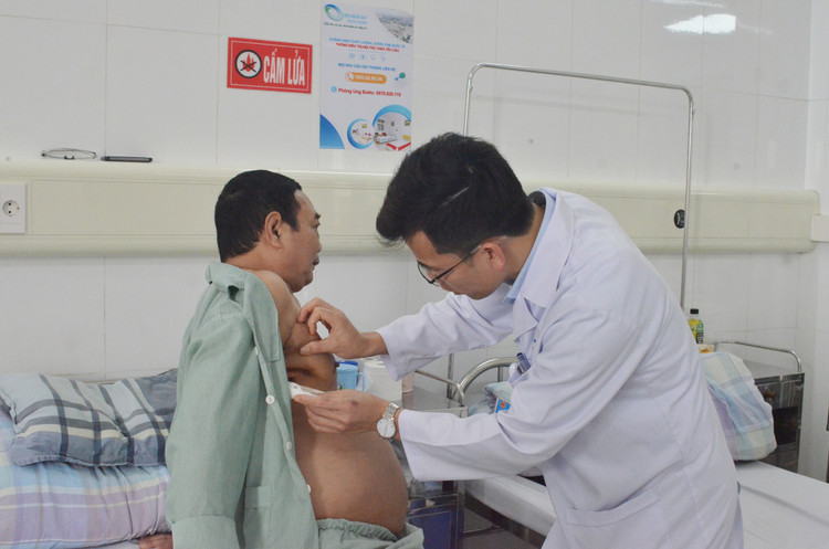 Thăm khám cho bệnh nhân sau phẫu thuật - Ảnh BVCC