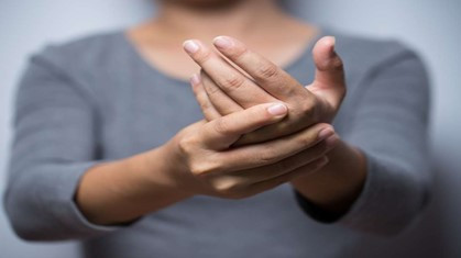 Cách khắc phục và phòng tránh thương tích tê tay chân do hóa trị ảnh 1