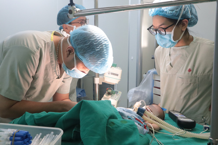 Nghẹt thở đặt máy tạo nhịp cứu bé 40 ngày tuổi mắc tim bẩm sinh nặng ảnh 1