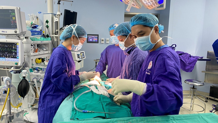 Các bác sĩ đã phẫu thuật chích rạch áp xe, khâu đóng hoặc tái tạo thì 2 cho bệnh nhân