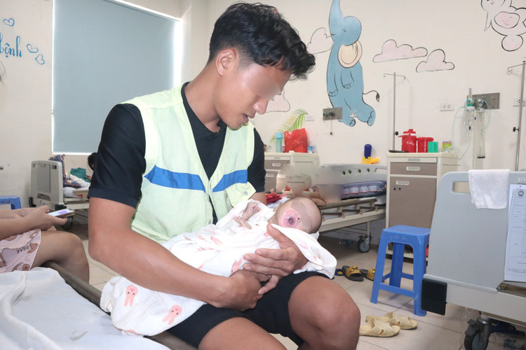 Con đã rút được máy thở trong vòng tay của bố