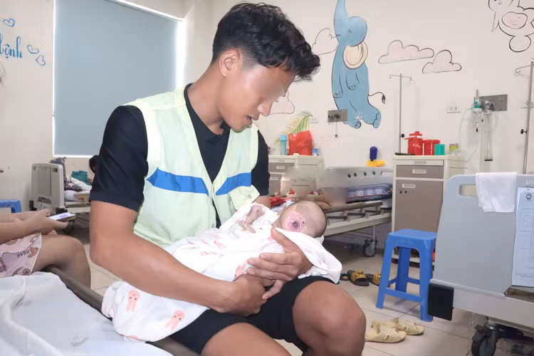 Con đã rút được máy thở trong vòng tay của bố