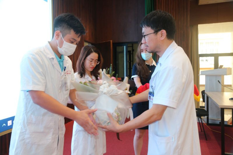 TS Nguyễn Công Hựu tri ân các thầy thuốc trẻ lên công tác tại vùng cao.