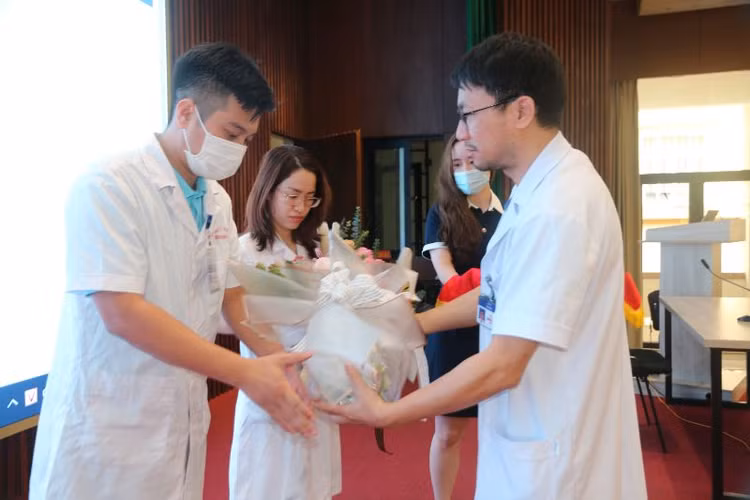 TS Nguyễn Công Hựu tri ân các thầy thuốc trẻ lên công tác tại vùng cao.