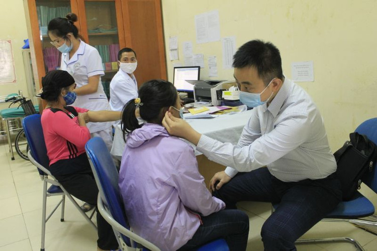 Các bác sĩ Bệnh viện E về thăm khám cho bà con vùng sâu, vùng xa.