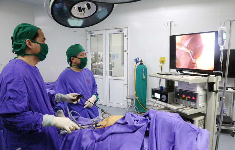 Kíp bác sĩ khoa Ngoại thực hiện nội soi lấy dị vật cho bệnh nhân Th. - Ảnh BVCC