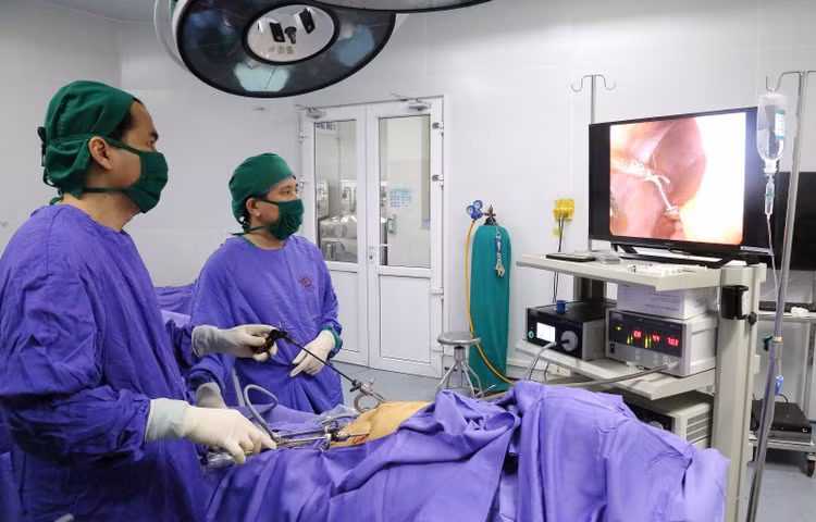 Kíp bác sĩ khoa Ngoại thực hiện nội soi lấy dị vật cho bệnh nhân Th. - Ảnh BVCC