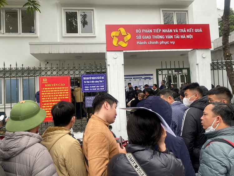 Người dân Hà Nội xếp hàng dài chờ đổi bằng lái xe trước ngày 19/2 - Ảnh: Kinh tế đô thị