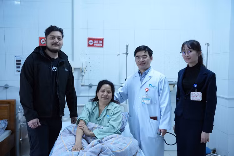 Thạc sĩ, bác sĩ Đinh Danh Trình kiểm tra lại sức khỏe bệnh nhân trước khi ra viện - Ảnh BVCC