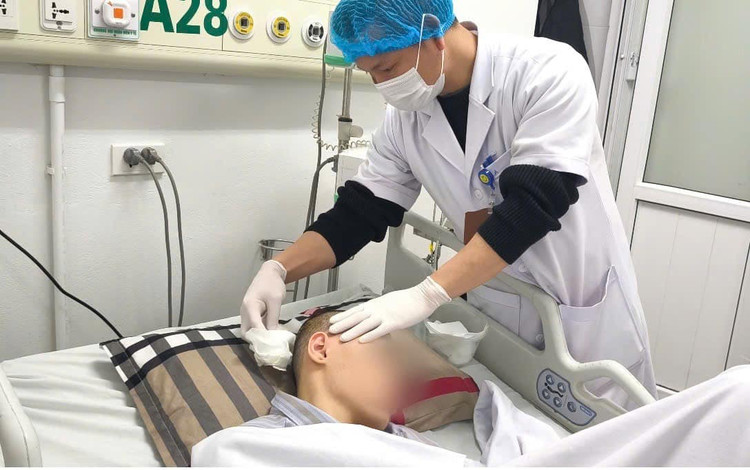 Thăm khám cho bệnh nhân - ảnh BVCC Thăm khám cho bệnh nhân - ảnh BVCC