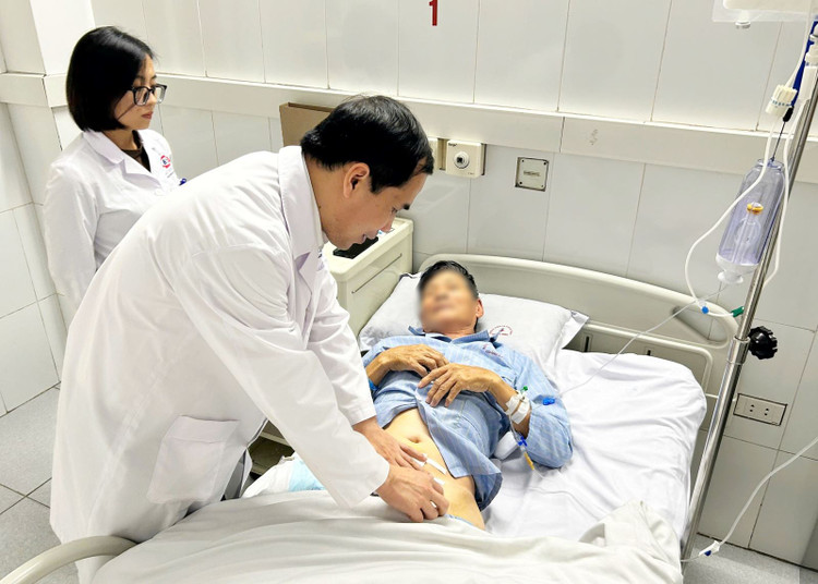 Bác sĩ CKII Phạm Việt Hùng, Trưởng khoa Ngoại thăm khám lại sau mổ cho bệnh nhân C. - Ảnh BVCC