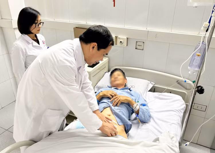 Bác sĩ CKII Phạm Việt Hùng, Trưởng khoa Ngoại thăm khám lại sau mổ cho bệnh nhân C. - Ảnh BVCC