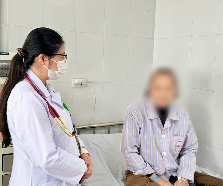 Thăm khám cho bệnh nhân L. tại bệnh viện Nhiệt đới Trung ương - Ảnh BVCC