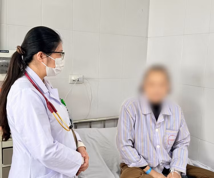 Thăm khám cho bệnh nhân L. tại bệnh viện Nhiệt đới Trung ương - Ảnh BVCC