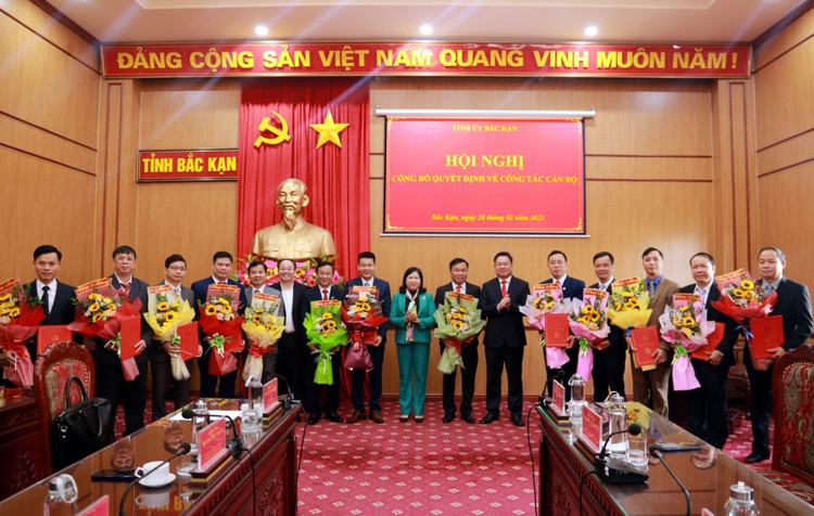 Lãnh đạo Tỉnh ủy Bắc Kạn tặng hoa các cán bộ thực hiện luân chuyển lần này.