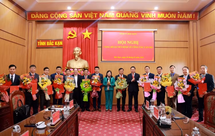 Lãnh đạo Tỉnh ủy Bắc Kạn tặng hoa các cán bộ thực hiện luân chuyển lần này.