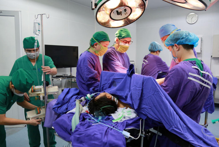 Kíp bác sĩ khoa Ngoại phối hợp cùng khoa Gây mê hồi sức khẩn trưởng cấp cứu cho bệnh nhân M.