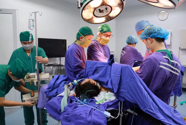 Kíp bác sĩ khoa Ngoại phối hợp cùng khoa Gây mê hồi sức khẩn trưởng cấp cứu cho bệnh nhân M.