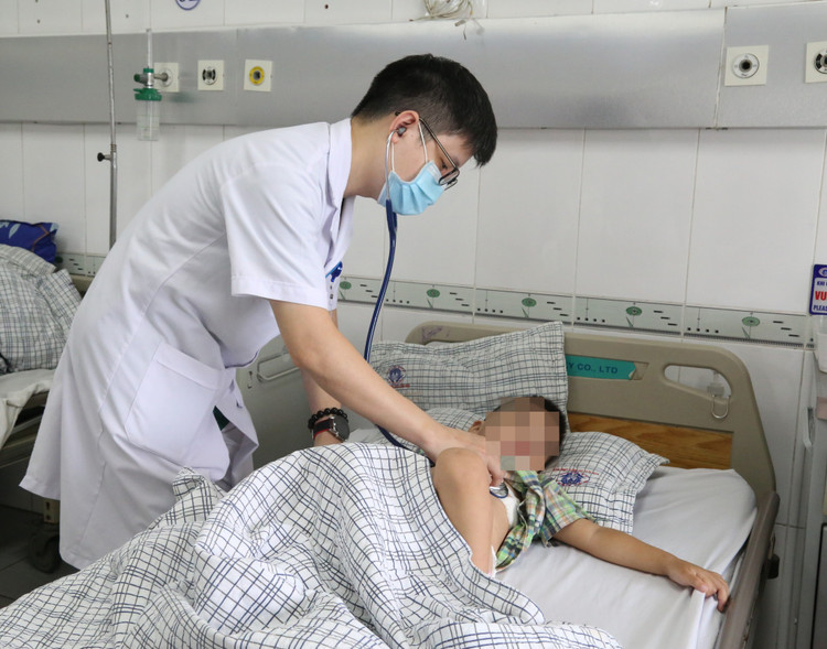 Bác sĩ khám cho người bệnh sau phẫu thuật lồi xương ức Bác sĩ khám cho người bệnh sau phẫu thuật lồi xương ức