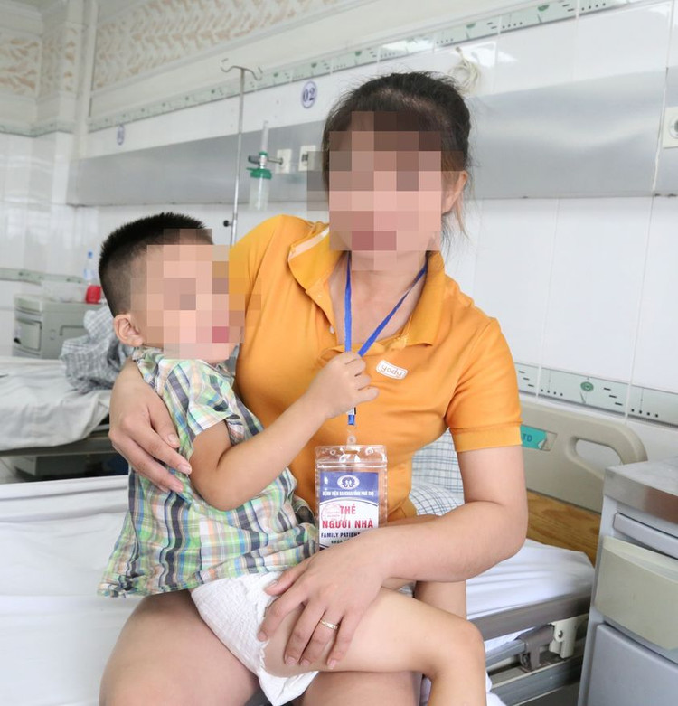 Cháu V và mẹ, cháu V đã ổn định sau 2 ngày phẫu thuật lồi xương ức