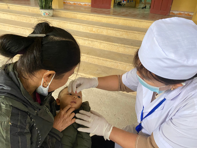 Cho trẻ uống Vitamin A tại trạm y tế xã Nghĩa Phương