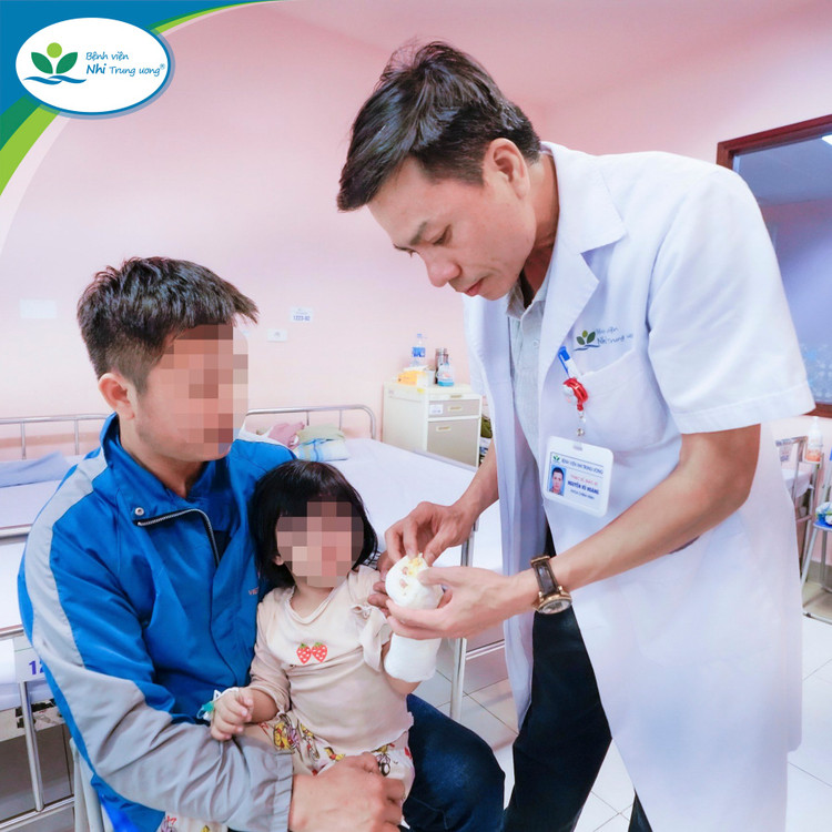 BS Nguyễn Vũ Hoàng thăm khám cho bệnh nhi M.C tại khoa Chỉnh hình – Bệnh viện Nhi Trung ương.