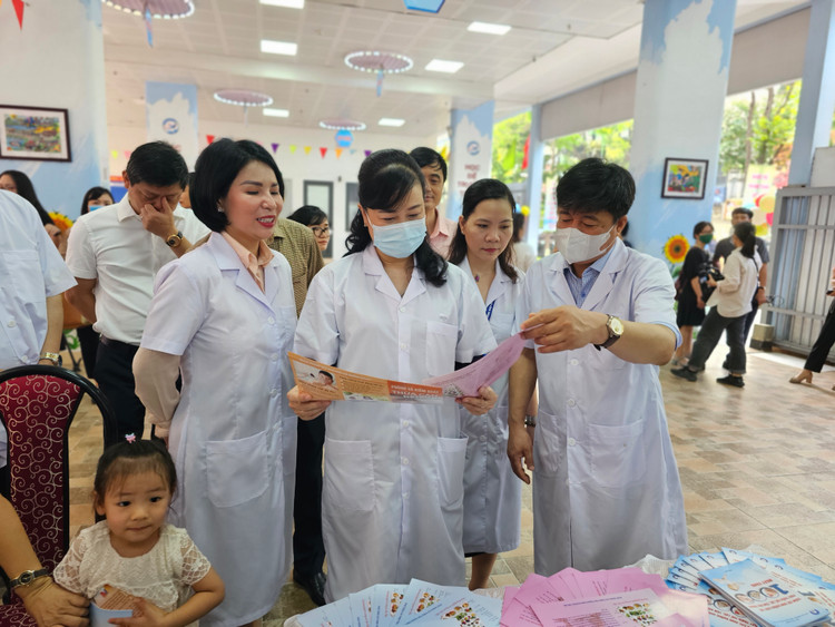 Bổ trưởng Đào Hồng Lan kiểm tra công tác uống Vitamin A tại Hà Nội