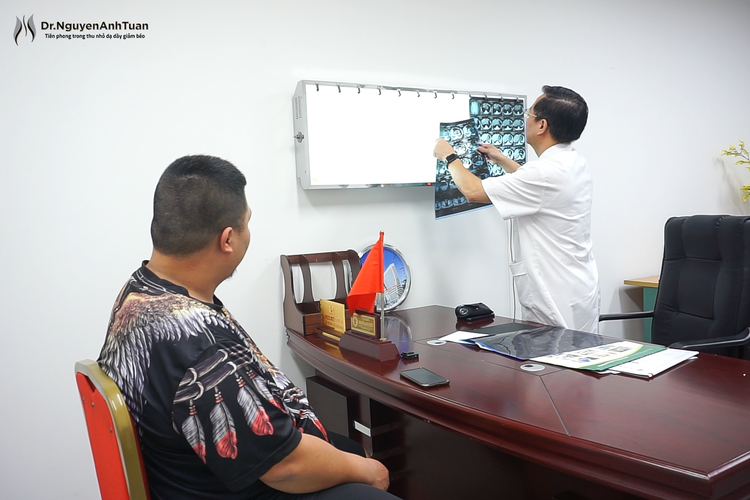 PGS.TS.BS Nguyễn Anh Tuấn tư vấn và lên phác đồ điều trị cho bệnh nhân