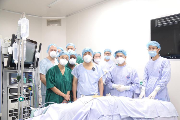 Các chuyên Anh cùng các bác sĩ Việt nam thực hiện ca mổ ung thư thận bằng Robot